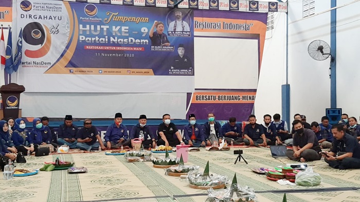 Ketua DPD Nasdem Gresik Saiful Anwar bersama jajaran pengurus dan kader saat menggelar tasyakuran. foto: ist.