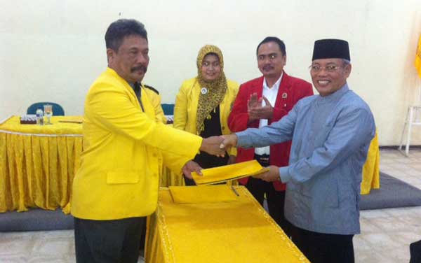 Calon Wakil Bupati Kediri Masykuri disaksikan Sekretaris DPC PDI Perjuangan saat menerima rekomendasi dukungan dari Partai Golkar. (arif kurniawan/BANGSAONLINE)