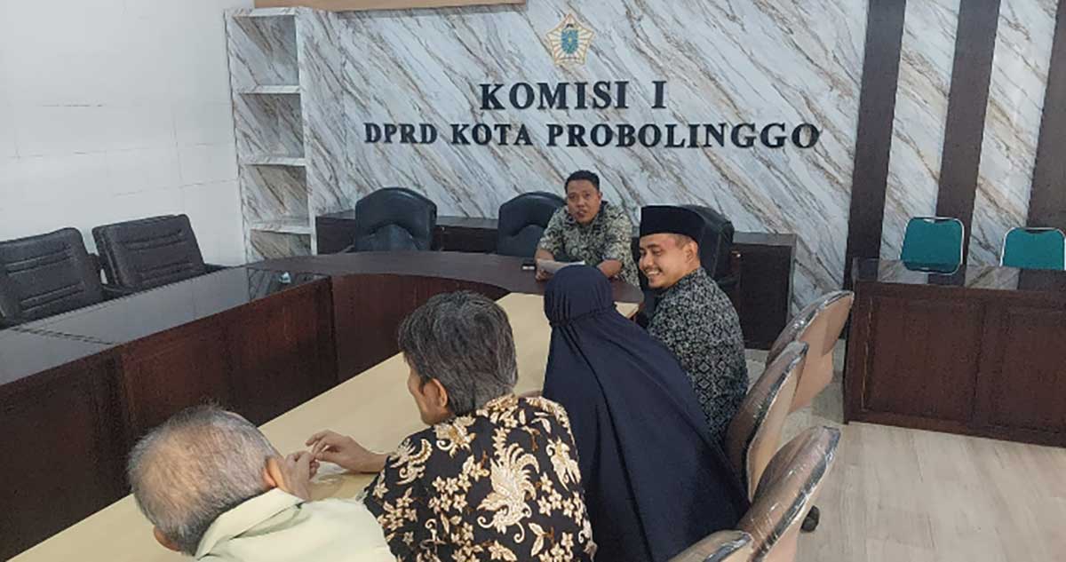 Warga Kelurahan Ketapang, Kecamatan Kademangan, saat mendatangi ruang Komisi I DPRD Kota Probolinggo.