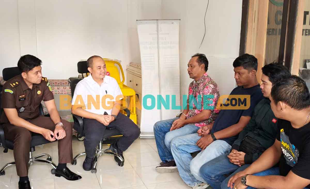 Kasi Intel Kejari Kabupaten Kediri, Iwan Nuzuardhi (hem putih) bersama Kasi Pidsus Kejari Kabupaten Kediri, Pujo Rasmoyo, saat menerima perwakilan warga. Foto: MUJI HARJITA/BANGSAONLINE