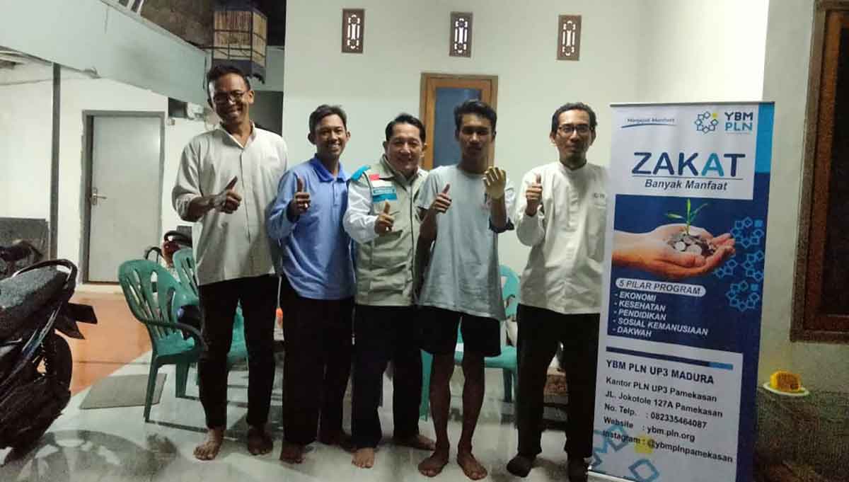 Penyerahan bantuan untuk disabilitas di Pamekasan.