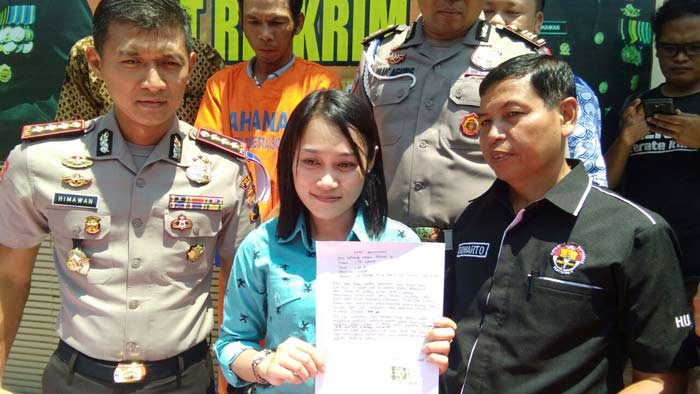 Korban (sopir dan penumpang taksi online) bersama Kapolresta Sidoarjo.