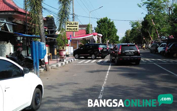 Mobil rombongan KPK saat tiba di Mapolres Blitar Kota. foto: AKINA/ BANGSAONLINE