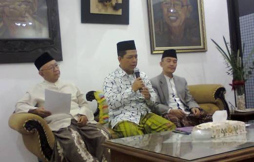 PERNYATAAN SIKAP - Pengasuh Pesantren yang tergabung dalam MP3I kala serukan pemilu damai di Pesantren Tebuireng Jombang, Selasa (8/7/2014). foto : m syafi’i/BANGSAONLINE

