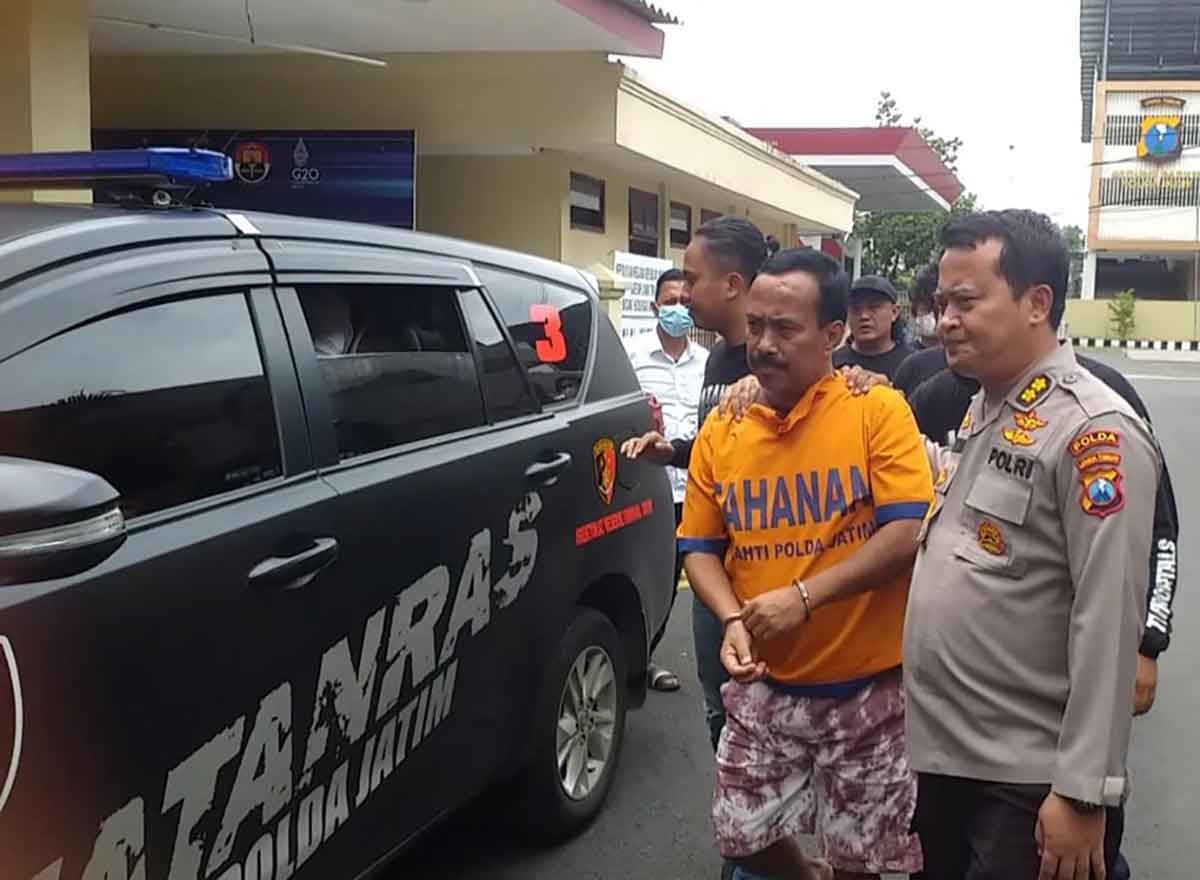 Usai Jumpa Pers yang dilakukan oleh Polda Jatim, mantan Wali Kota Blitar, Muhammad Samanhudi Anwar digiring ke mobil tahanan, Senin (30/1/2023)