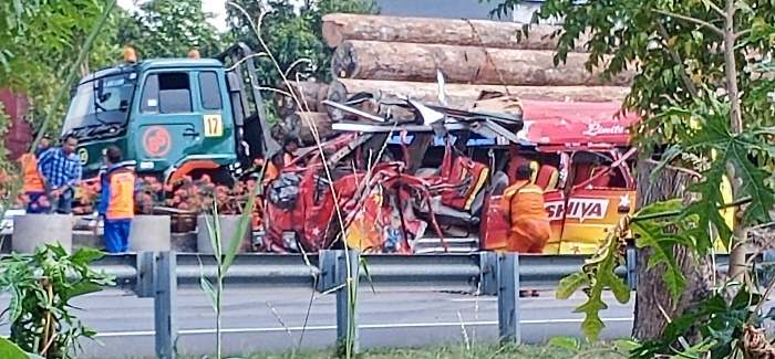 Kondisi minibus hancur usai diseruduk truk trailer sarat muatan kayu log di Tol Kebomas KM 14. Foto: SYUHUD/ BANGSAONLINE