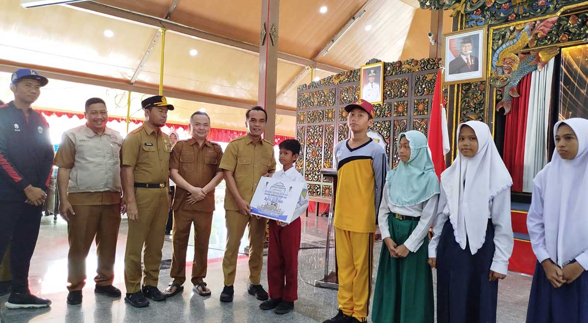 283 Pelajar Terima Beasiswa, Pemkab Bangkalan Targetkan Satu Desa Satu Sarjana