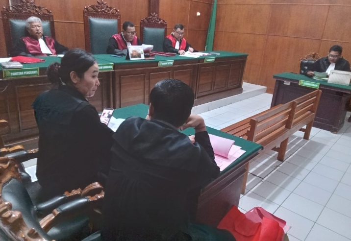 Suasana persidangan pembacaan pledoi kasus penjualan dan penimbunan miras dengan pita cukai palsu atau ilegal di PN Surabaya