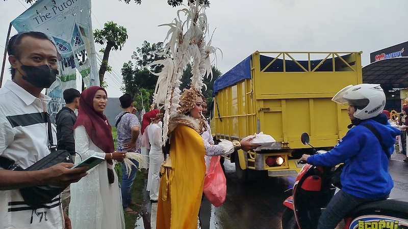 Komunitas perias jombang saat bagikan takjil gratis
