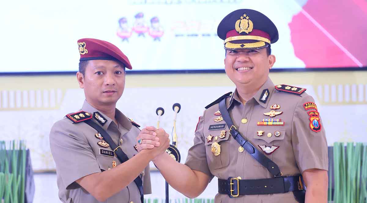 AKBP Herdiawan Arifianto saat bersama AKBP Daniel S. Marunduri.