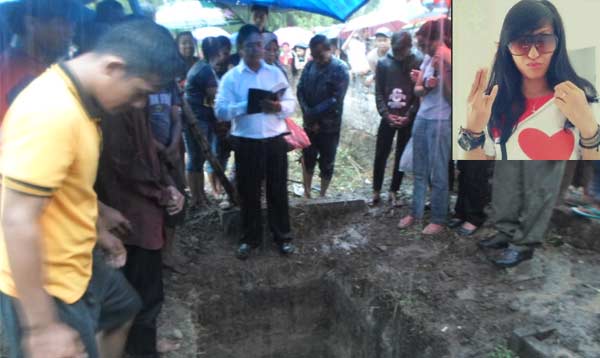 Seorang pendeta sedang membacakan ayat-ayat penghiburan bagi keluarganya Octaveean Ratna Poetri dalam pemakaman. Inset: foto korban semasa hidup. foto: catur andy/ BANGSAONLINE