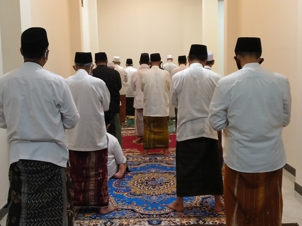 Para kiai dari kawasan Surabaya Raya saat salat malam di lingkungan Pondok Pesantren Amanatul Ummah Jalan Siwalankerto Utara Surabaya, Jumat (5/6/2020) malam. Dalam salat malam berjamaah itu, Prof. Dr. KH. Asep Saifuddin Chalim, M.Ag. bertindak sebagai imam. foto: MMA/ bangsaonline.com