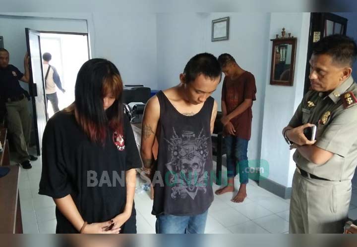 Ketiga anak punk berada di kantor Satpol PP Jombang. foto: RONY S/ BANGSAONLINE