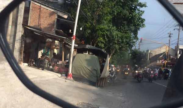 Salah satu pedagang kali lima yang berada di jalan kilisuci Kota Kediri. foto: arif kurniawan/ BANGSAONLINE