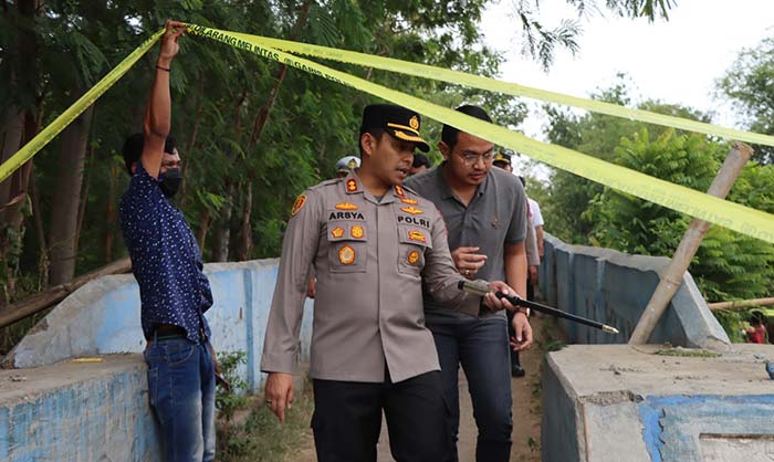 Kapolres Probolinggo, AKBP Teuku Arsya Khadafi, bersama jajaran saat meninjau jembatan yang ambruk.