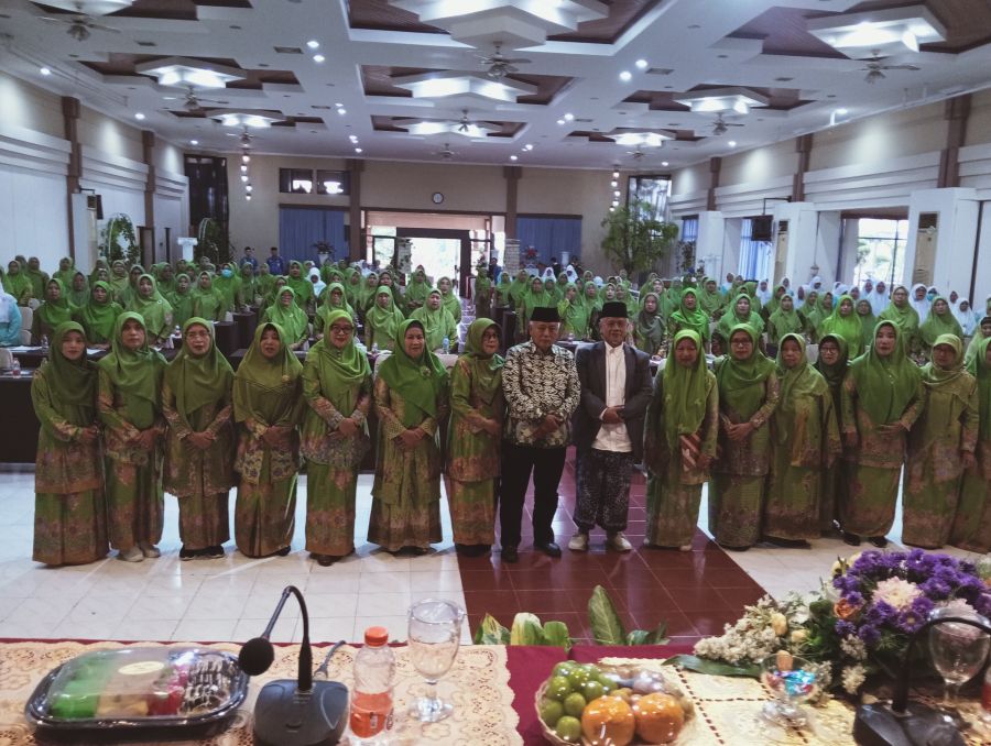 Foto bersama Bupati Malang, M Sanusi saat Rapat Kerja II dan Pelantikan Pengurus Muslimat NU Kabupaten Malang periode 2025