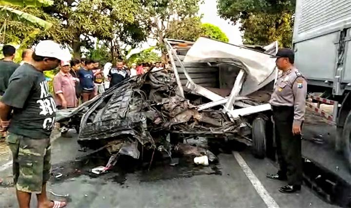 Kondisi pikap yang hancur usai bertabrakan dengan truk tronton di Jalan Raya Desa Lemujut, Kecamatan Krembung, Sidoarjo, Rabu (4/9). Dua orang tewas dalam peristiwa tersebut. foto: CATUR ANDY/ BANGSAONLINE