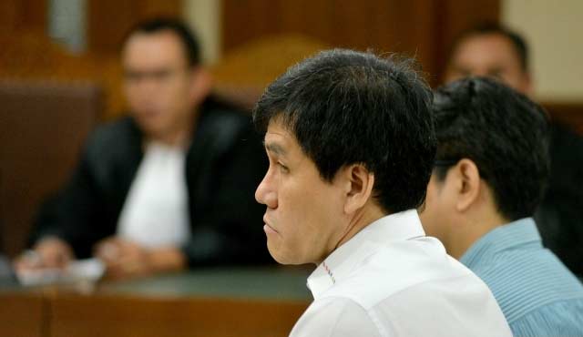 Mantan Presiden Direktur PT Agung Podomoro Land Ariesman Widjaja dan asistennya Trinanda Prihantoro, mendengarkan tuntutan JPU, Rabu (10/8). foto: merdeka.com