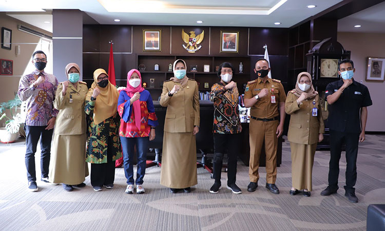 Wali Kota Batu Dra. Hj. Dewanti Rumpoko menerima kunjungan Ketua Umum Lembaga Perlindungan Anak Indonesia (LPAI) Seto Mulyadi atau lebih akrab dipanggil Kak Seto bersama Sekjen LPAI, dan LPAI Jawa Timur, Senin (14/6/2021). (foto: ist)