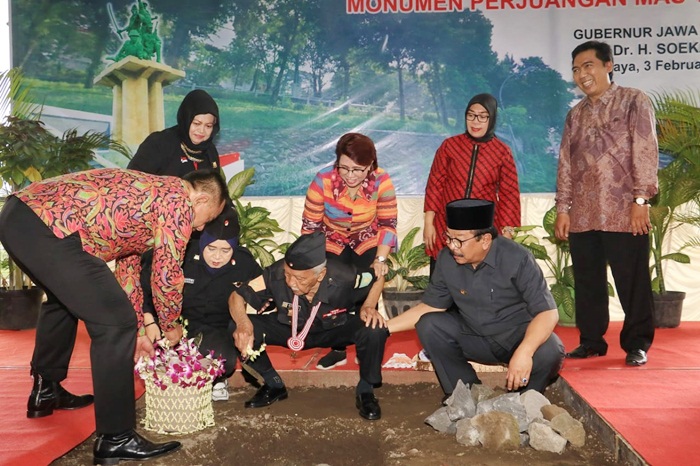 Gubernur Jawa Timur, Soekarwo Melakukan Peletakan Batu Pertama Pembangunan Monumen Perjuangan dan Tugu Mastrip di Depan Halaman Lapangan Golf Yani Jl. Gunung Sari, Surabaya. foto: Ist