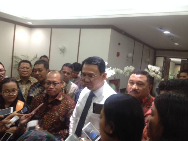 Ahok saat memberikan keterangan didampingi Dirut BPJS Ketenagakerjaan Agus. foto: rakisa/ BANGSAONLINE