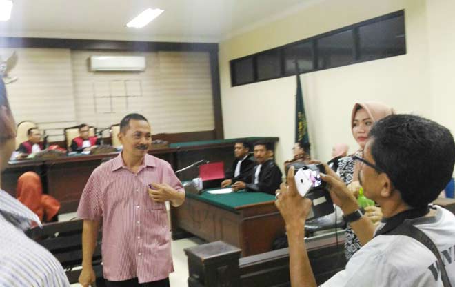 Terdakwa Masduqi, mantan Sekda Nganjuk, usai menjalani persidangan di Pengadilan Tipikor Jatim, Sedati, Sidoarjo.