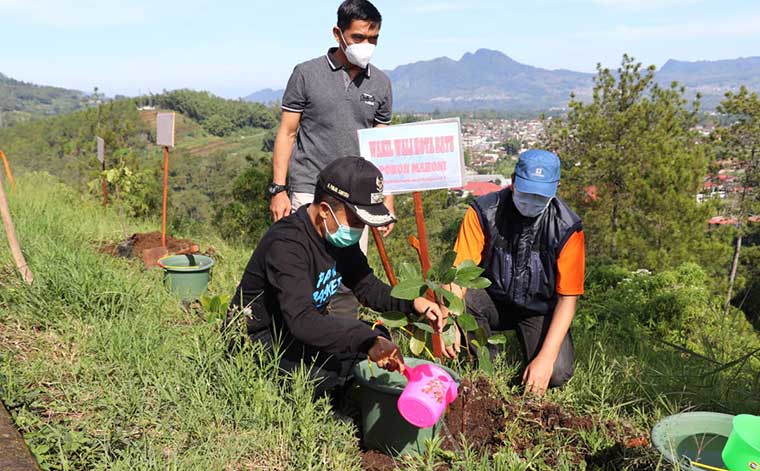 Wakil Wali Kota Batu Punjul Santoso saat penanaman pohon dalam rangka peringatan Hari Peduli Sampah Nasional (HPSN) tahun 2021, Minggu (4/4).