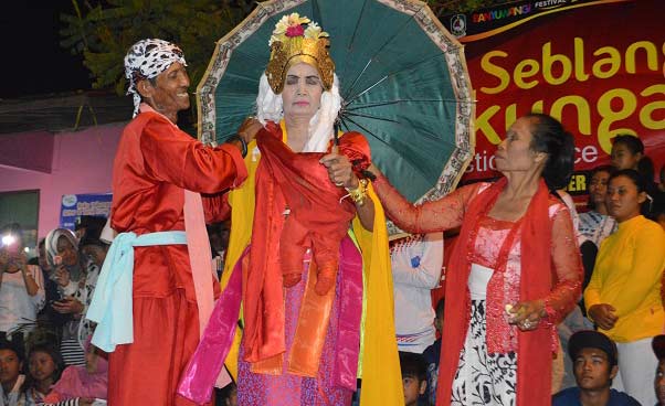 Penari terpilih setelah melalui seleksi berdasarkan keturunan.