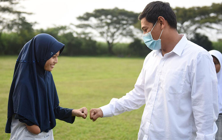 Wali Kota Kediri Abdullah Abu Bakar saat memberi salam kepada salah satu atlet perempuan disabilitas yang akan bertanding. (foto: ist)
