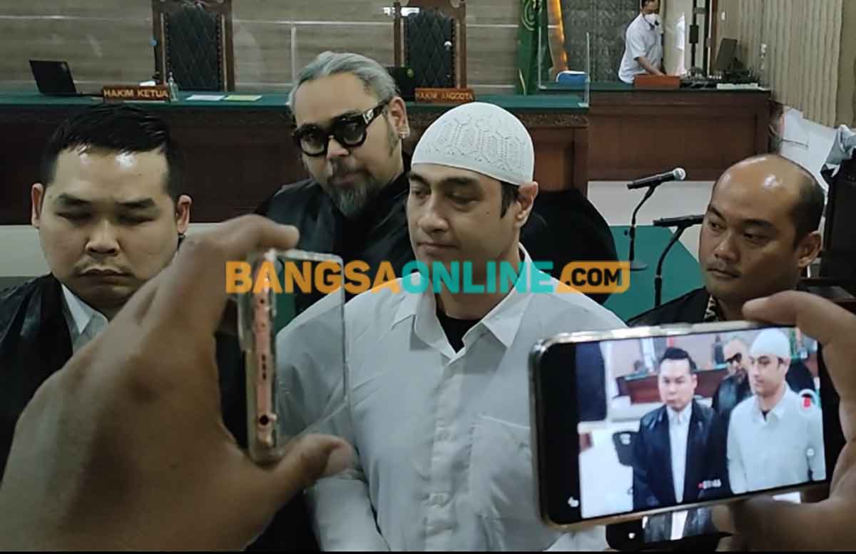 Terdakwa Ferry Irawan didampingi penasehat hukumnya saat memberi keterangan kepada wartawan usai menjalani sidang pembacaan surat dakwaan dan Eksepsi. Foto: MUJI HARJITA/BANGSAONLINE