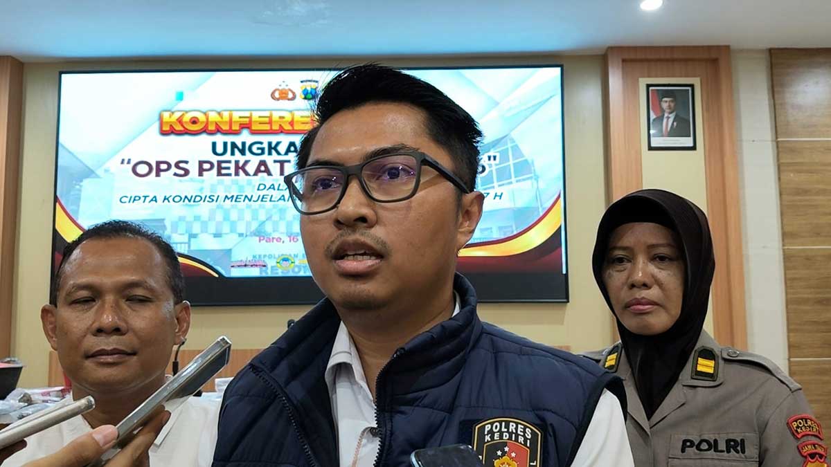 Kasatreskrim Polres Kediri, AKP Joshua Peter Krisnawan, saat memberi keterangan kepada awak media.
