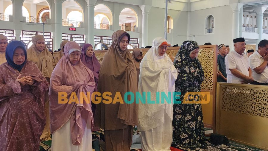 Gubernur Jawa Timur Khofifah Indar Parawansa melaksanakan salat gaib untuk para korban banjir bandang dan longsor. Foto: Devi Fitri Afriyanti/BANGSAONLINE.com 