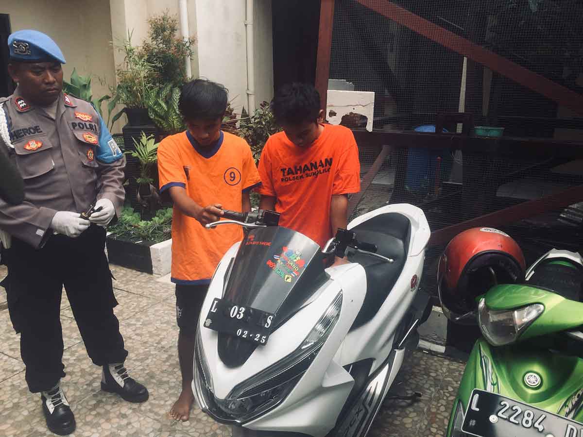 Kedua pelaku pencurian motor yang tertangkap oleh Polisi.