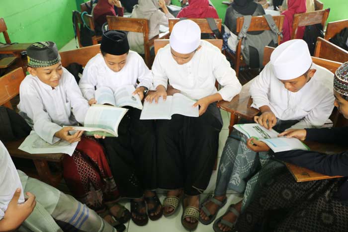 Para pelajar MTs NU Sidomukti mengenakan sarung saat sekolah. SYUHUD/BANGSAONLINE