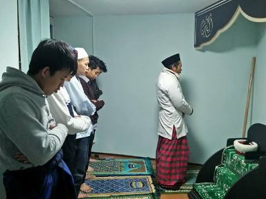 Para aktivis NU di Jepang salat berjemaah di Masjid Al-Ikhlas yang dibangun PCINU. foto: ist/ bangsaonline.com