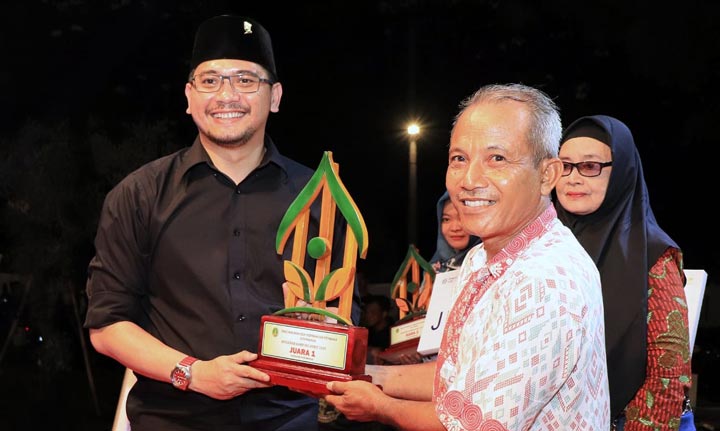 Penyerahan trofi juara lomba kampung sehat oleh Plt. Wali Kota Pasuruan R. Teno P.