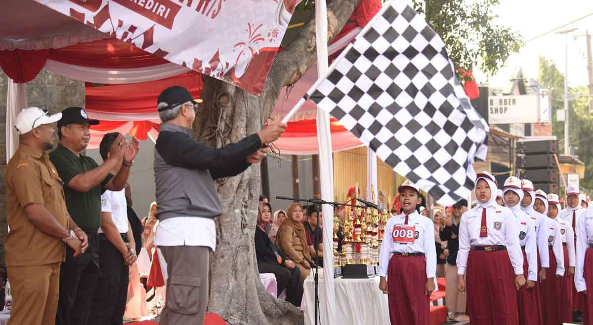 Wakil Wali Kota Kediri saat memberangkatkan peserta lomba baris. Foto: Ist
