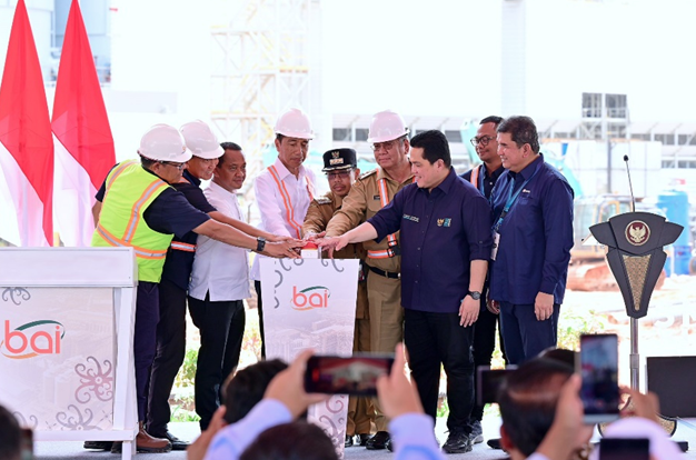 Menteri BUMN Erick Thohir di Peresmian Smelter Grade Alumina bersama Presiden RI Joko Widodo. Foto: BMI Setpres