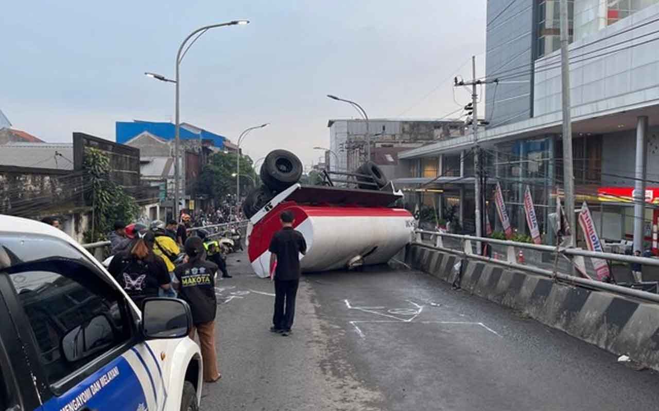 Kondisi gandengan truk pengangkut tetes tebu yang terguling di Flyover Kota Lama, Kota Malang, Senin (4/8/2025).