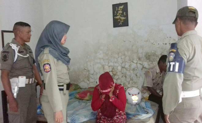 Pasangan selingkuh saat digaruk Satpol PP Situbondo di Hotel Pasagro. foto: BANGSAONLINE