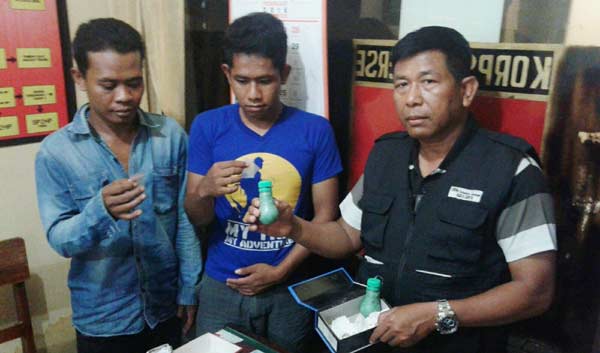 Polisi menunjukkan tersangka dan barang bukti di Mapolsek Buduran, Sidoarjo. foto: catur andy/ BANGSAONLINE