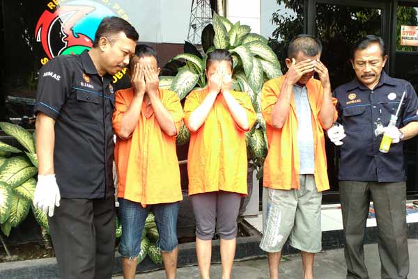 Ketiga tersangka bersama petugas di Mapolres Tanjung Perak. foto: ekoyono/BANGSAONLINE