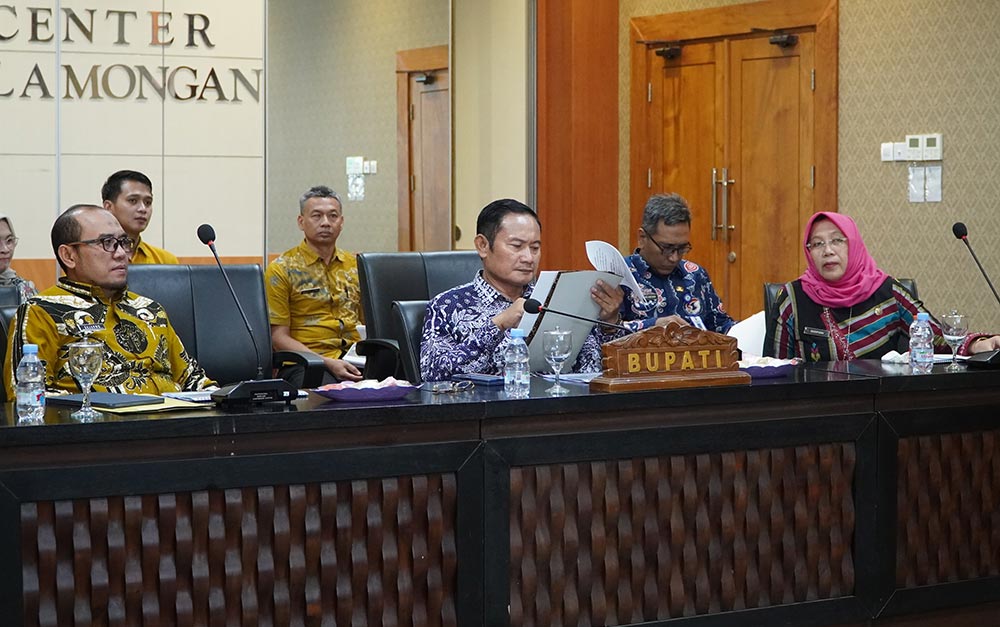 Bupati Lamongan, Yuhronur Efendi, saat konferensi pers memaparkan 3 program pemkab yang masuk finalis Kovablik Jawa Timur 2025.
