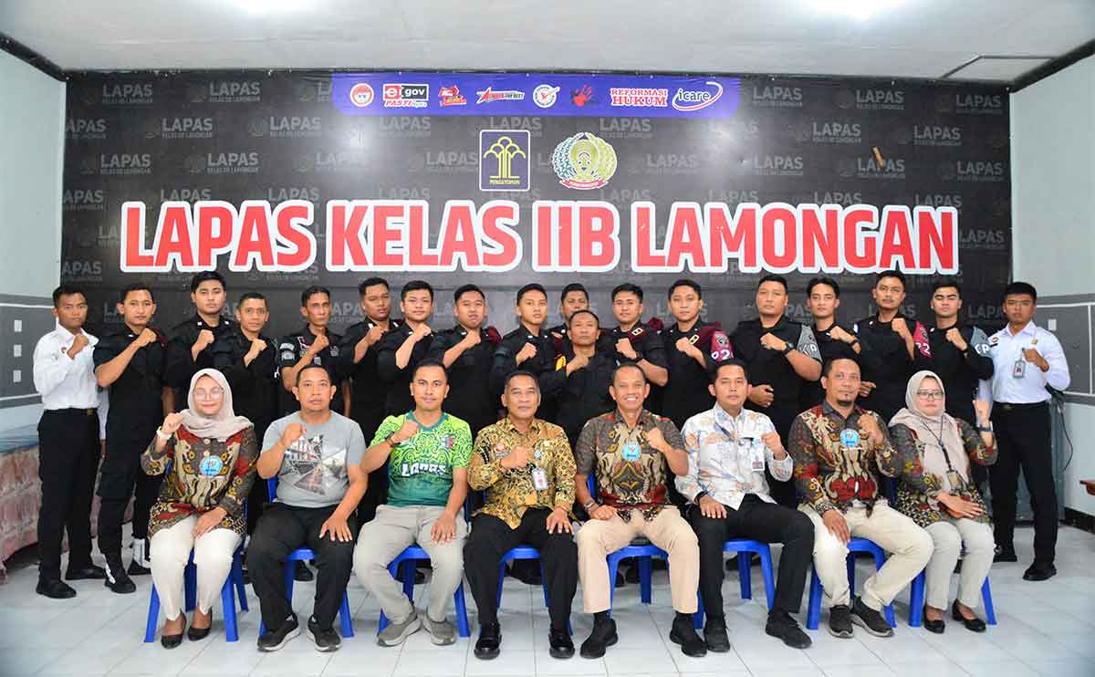 Jajaran Lapas Lamongan saat foto bersama.