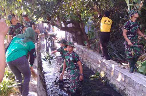 Tentara Di Sidoarjo Turun Tangan Bersihkan Sungai Penuh Sampah ...