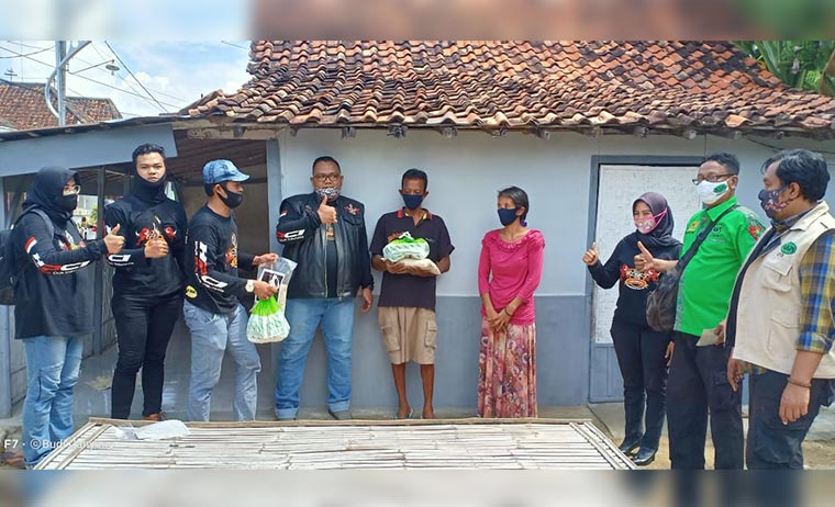 Saat paguyuban relawan memberikan bansos terhadap para dhuafa.