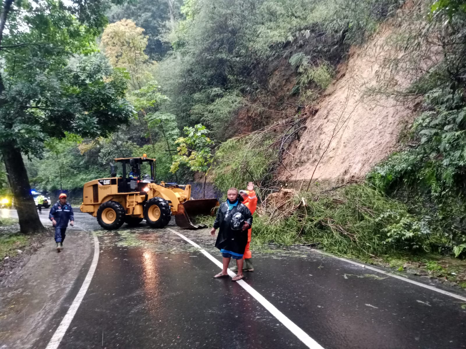 Petugas melakukan pembersihan sisa-sisa material di lokasi longsor.