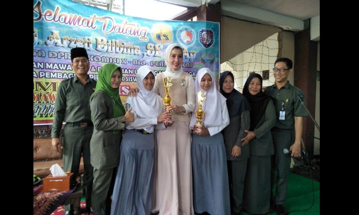 Arzeti saat bersama siswa SMK