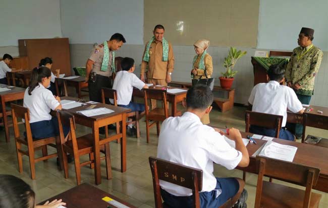 Wali Kota Malang, HM. Anton, didampingi Sekkota Malang, saat meninjau pelaksanaan UN di SMPN 1. foto: iwan irawan/ BANGSAONLINE
