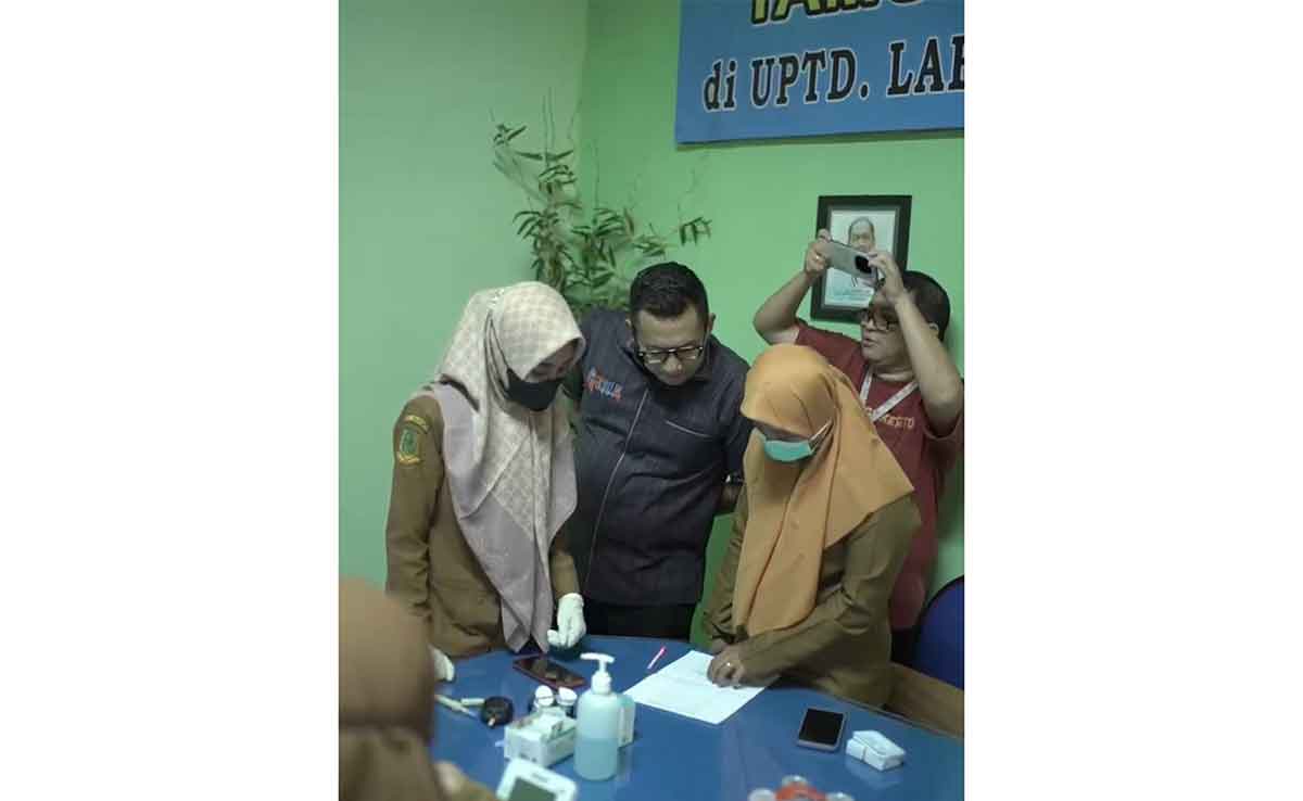 Pj Wali Kota Mojokerto, Moh. Ali Kuncoro, saat menyaksikan langsung pemeriksaan kesehatan yang dilakukan awak media dalam rangkaian HPN 2024